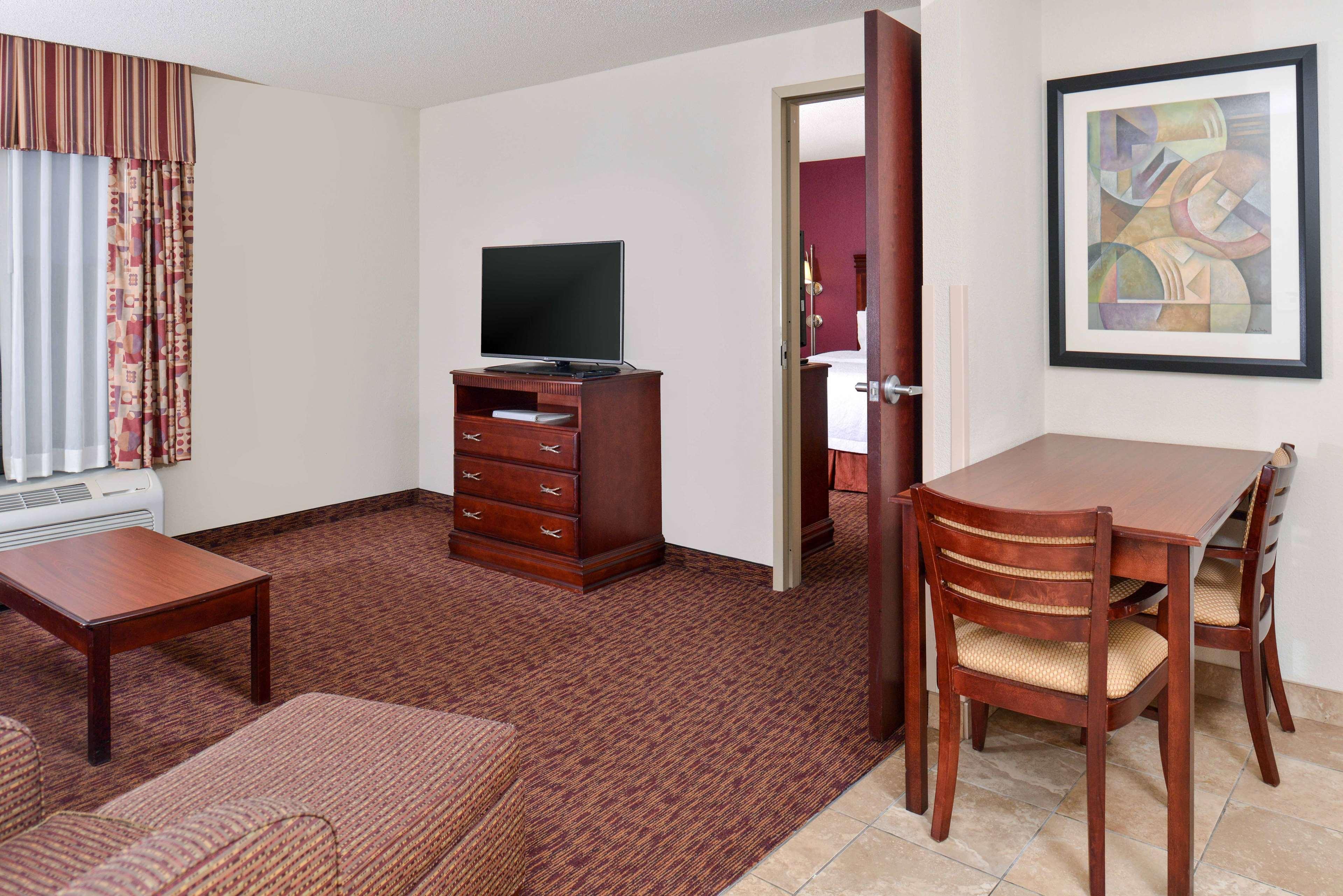 Hampton Inn & Suites Манси Экстерьер фото