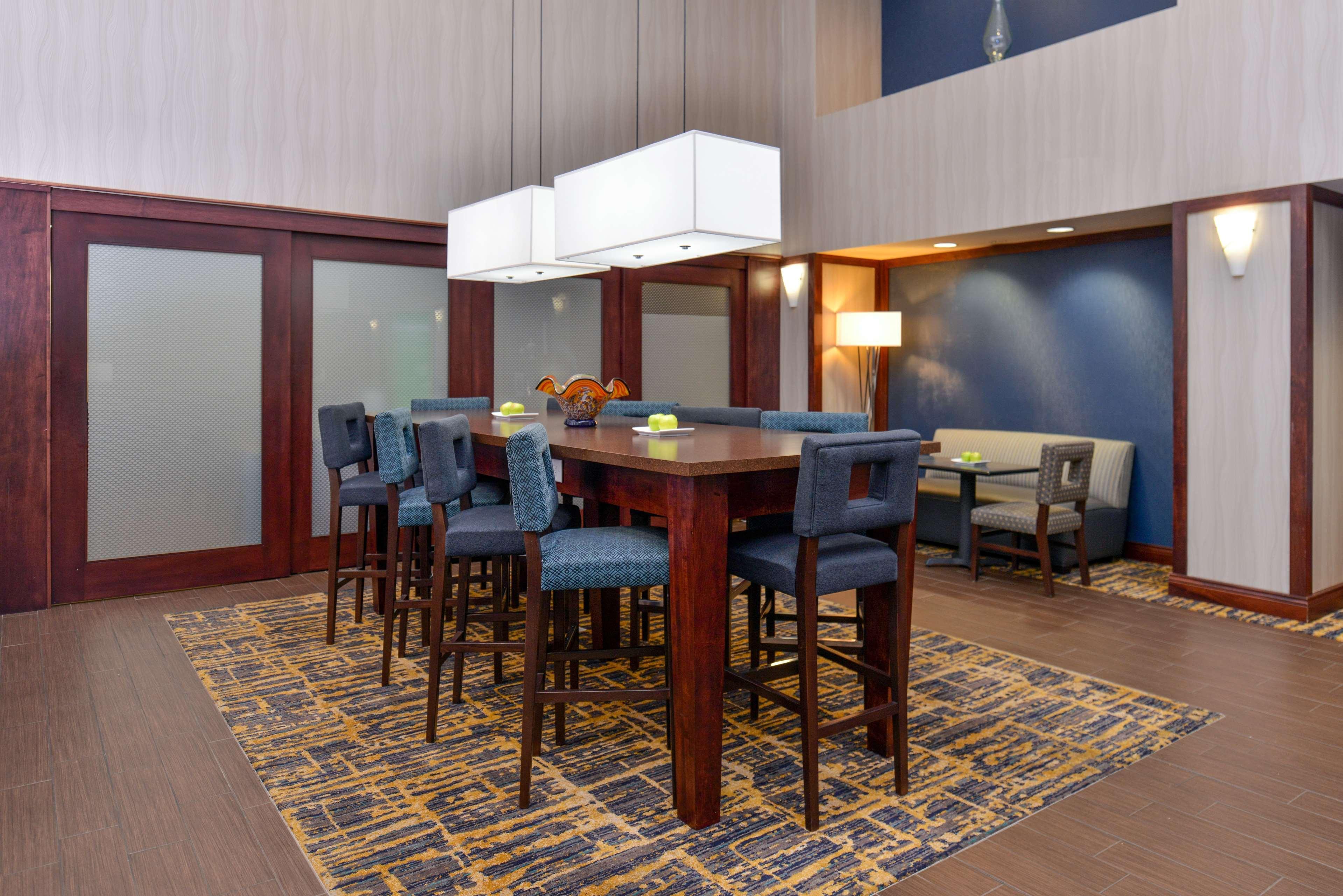 Hampton Inn & Suites Манси Экстерьер фото
