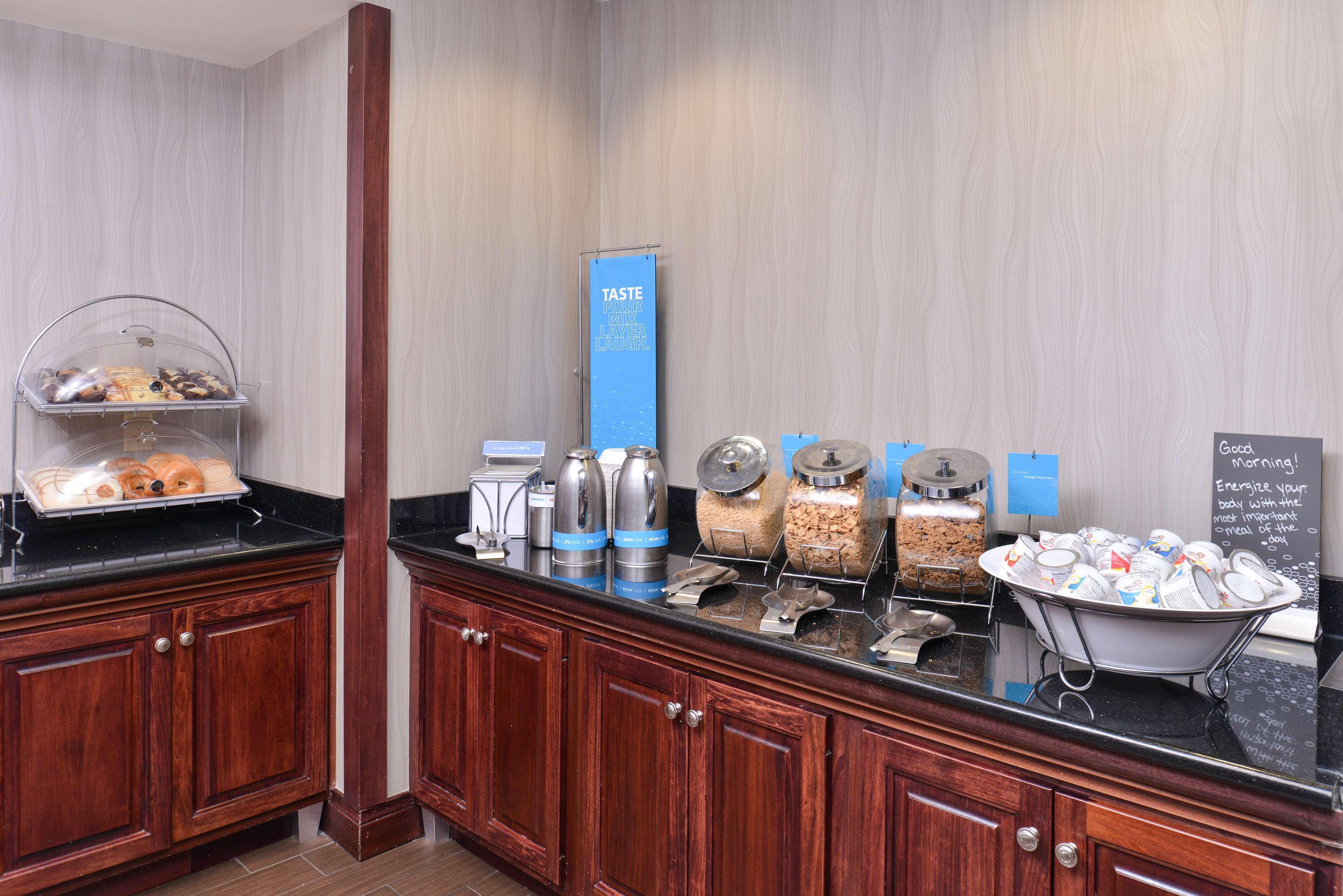 Hampton Inn & Suites Манси Экстерьер фото