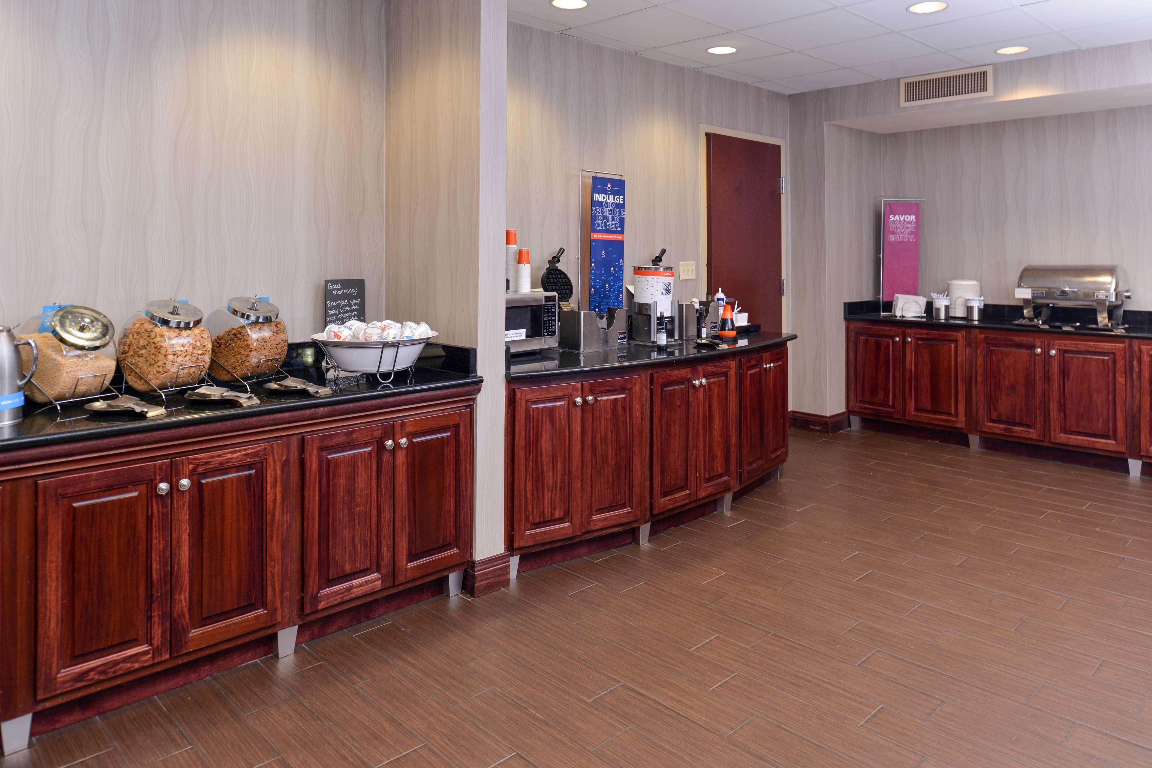 Hampton Inn & Suites Манси Экстерьер фото