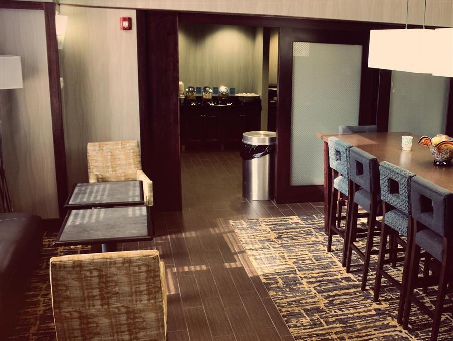 Hampton Inn & Suites Манси Экстерьер фото