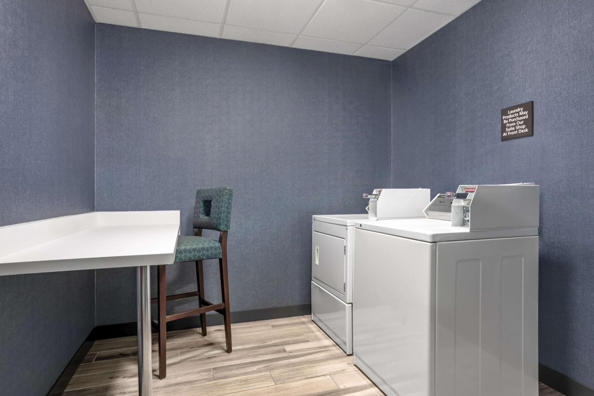 Hampton Inn & Suites Манси Экстерьер фото