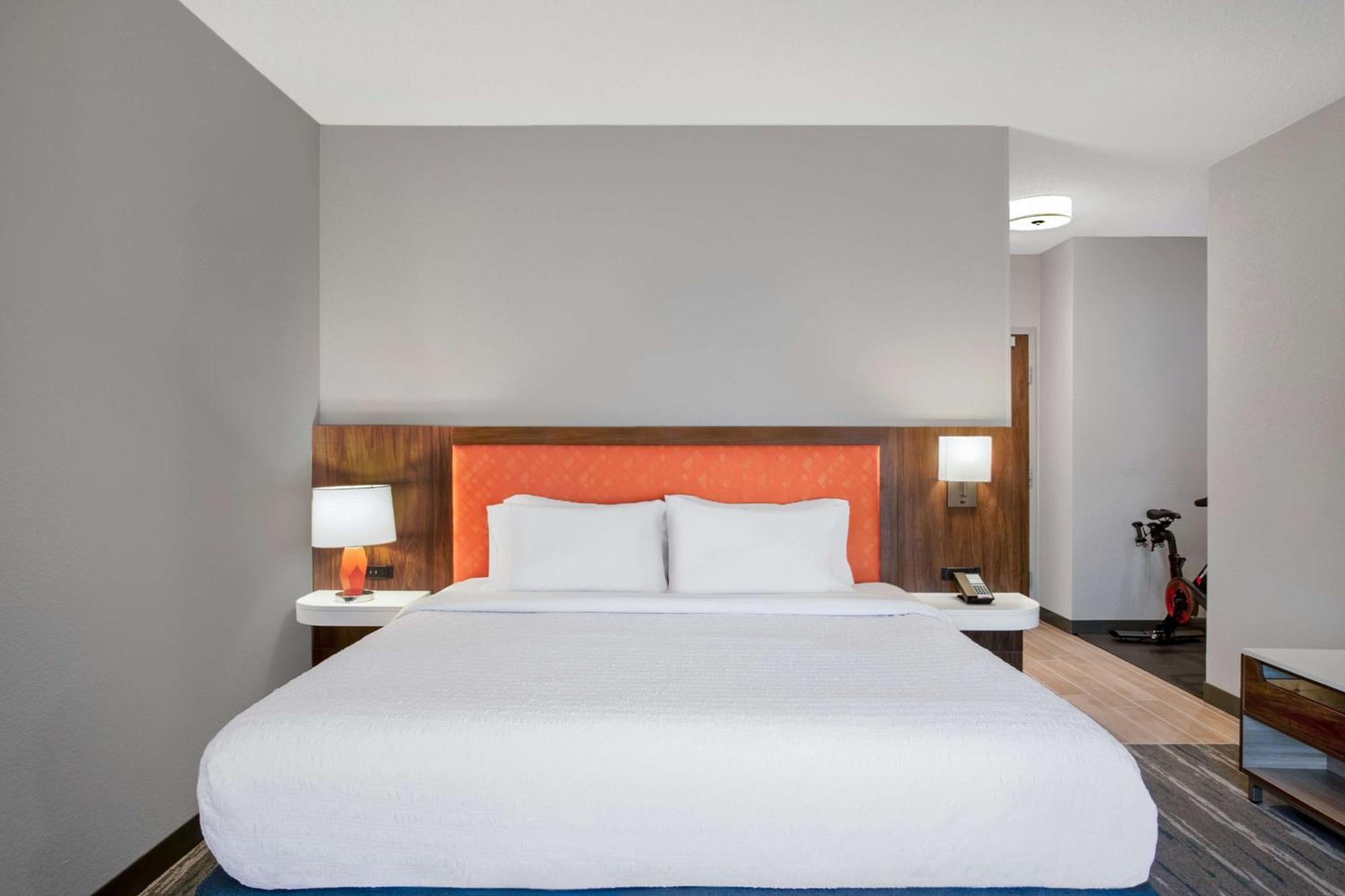 Hampton Inn & Suites Манси Экстерьер фото