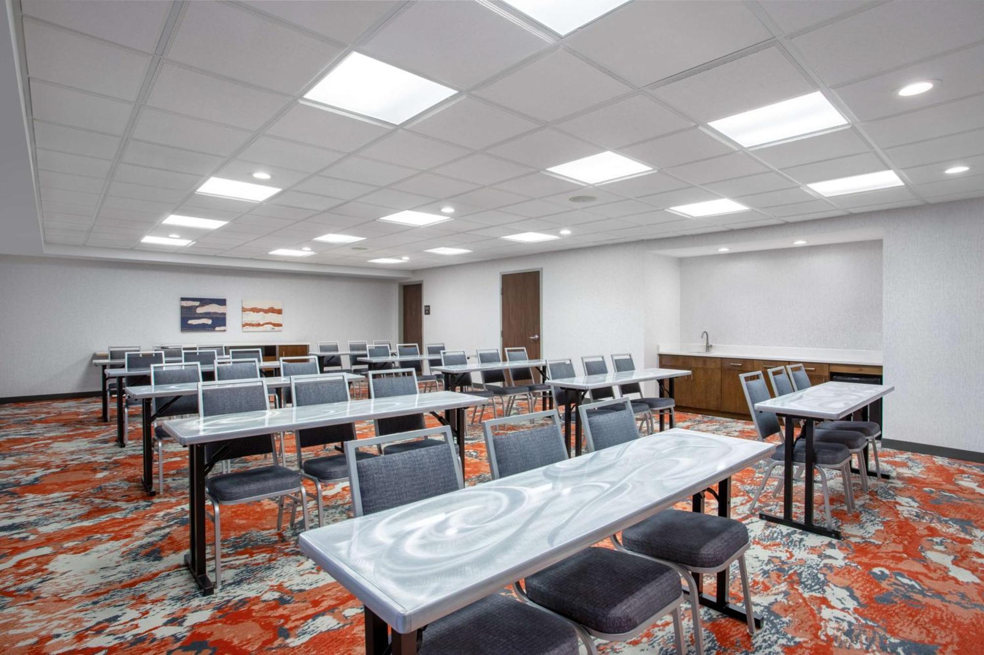 Hampton Inn & Suites Манси Экстерьер фото