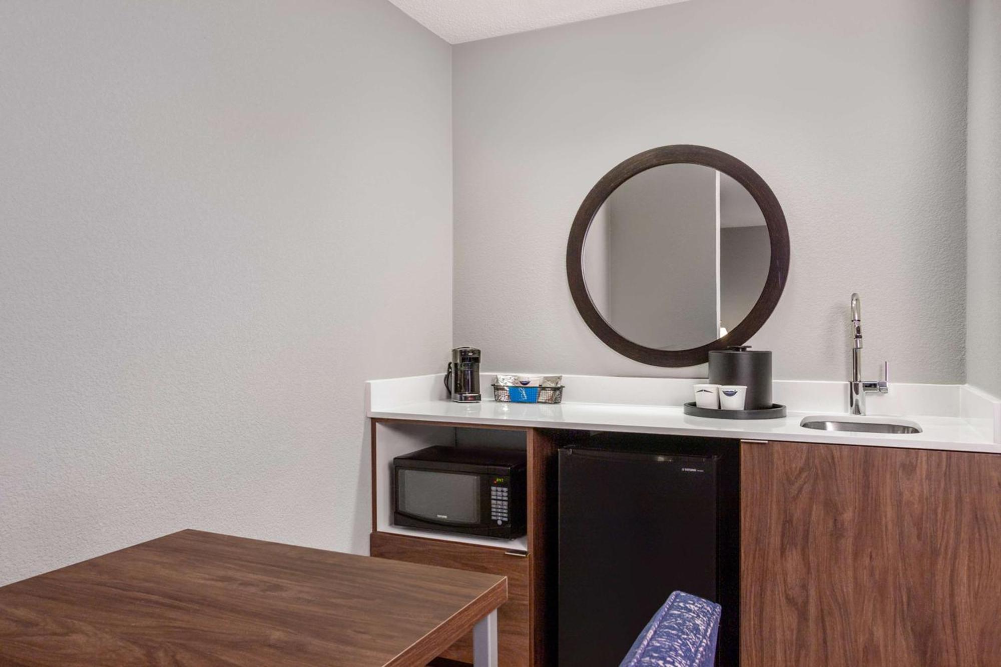 Hampton Inn & Suites Манси Экстерьер фото