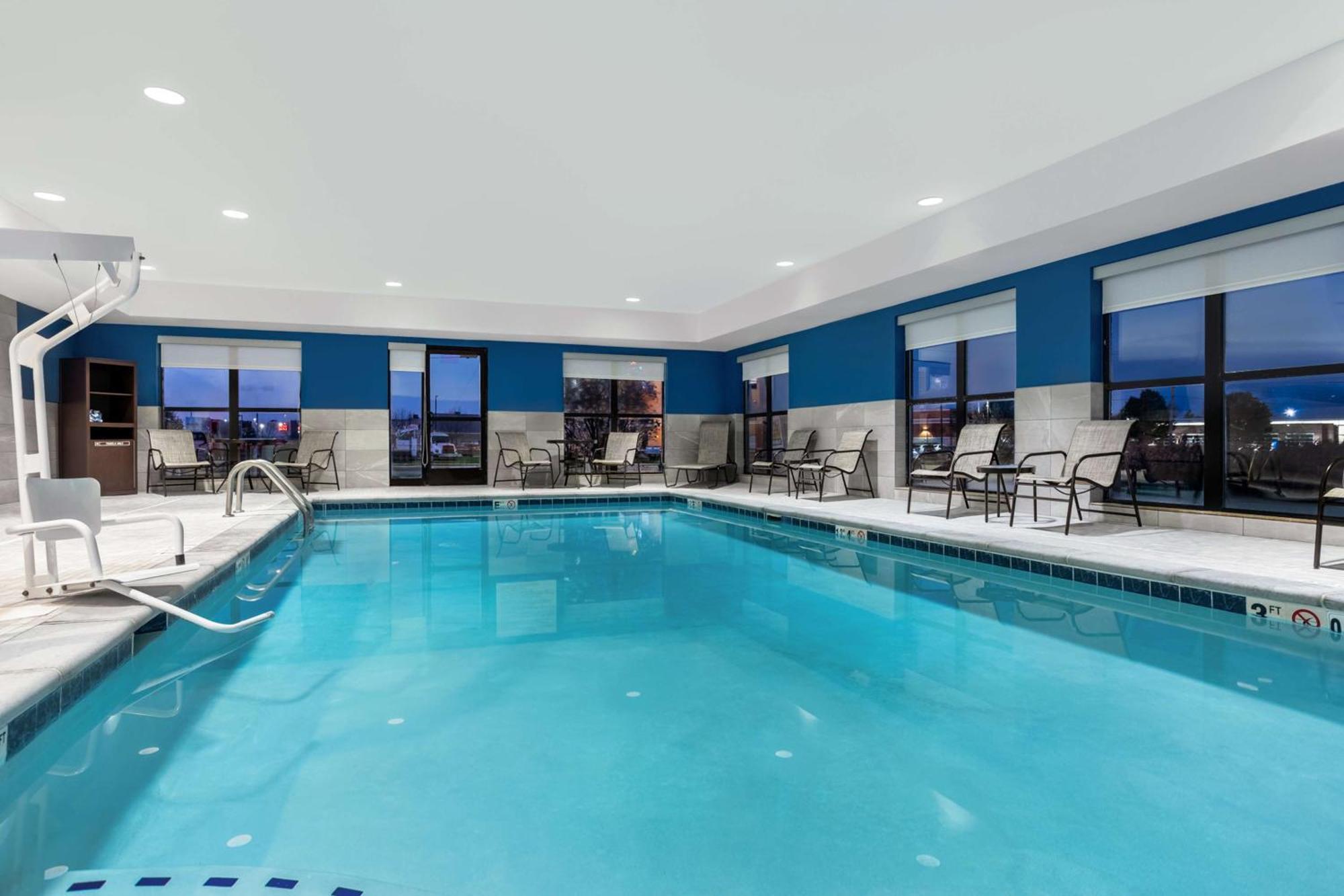 Hampton Inn & Suites Манси Экстерьер фото