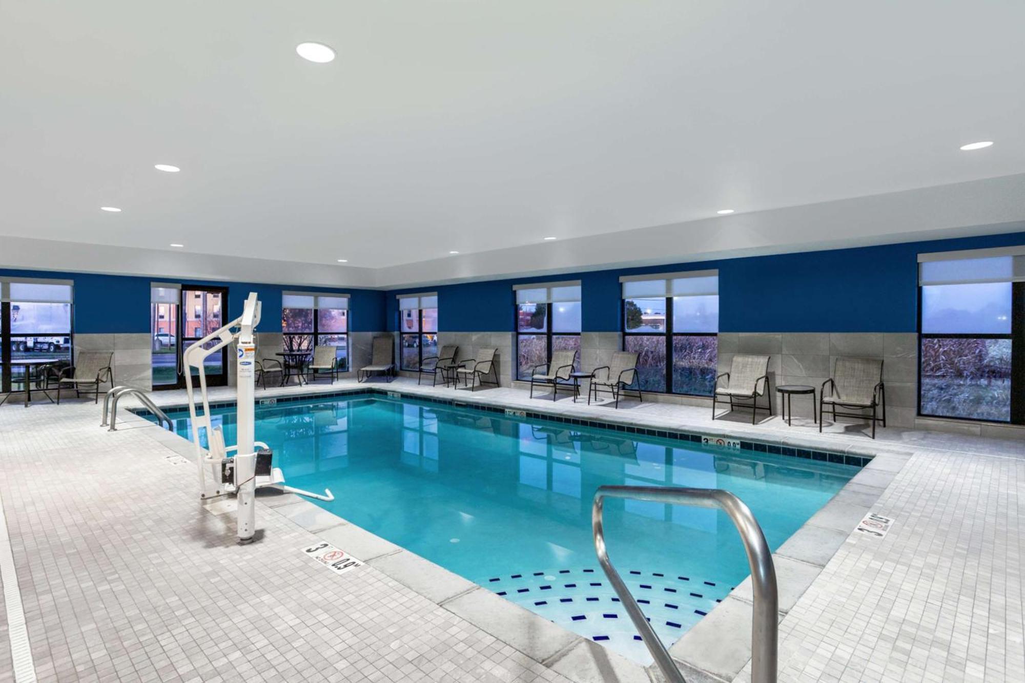 Hampton Inn & Suites Манси Экстерьер фото