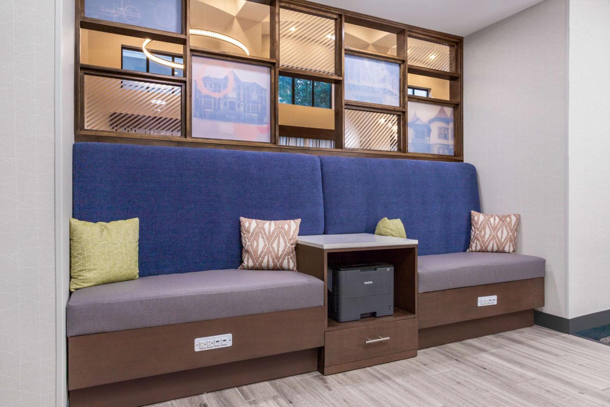 Hampton Inn & Suites Манси Экстерьер фото