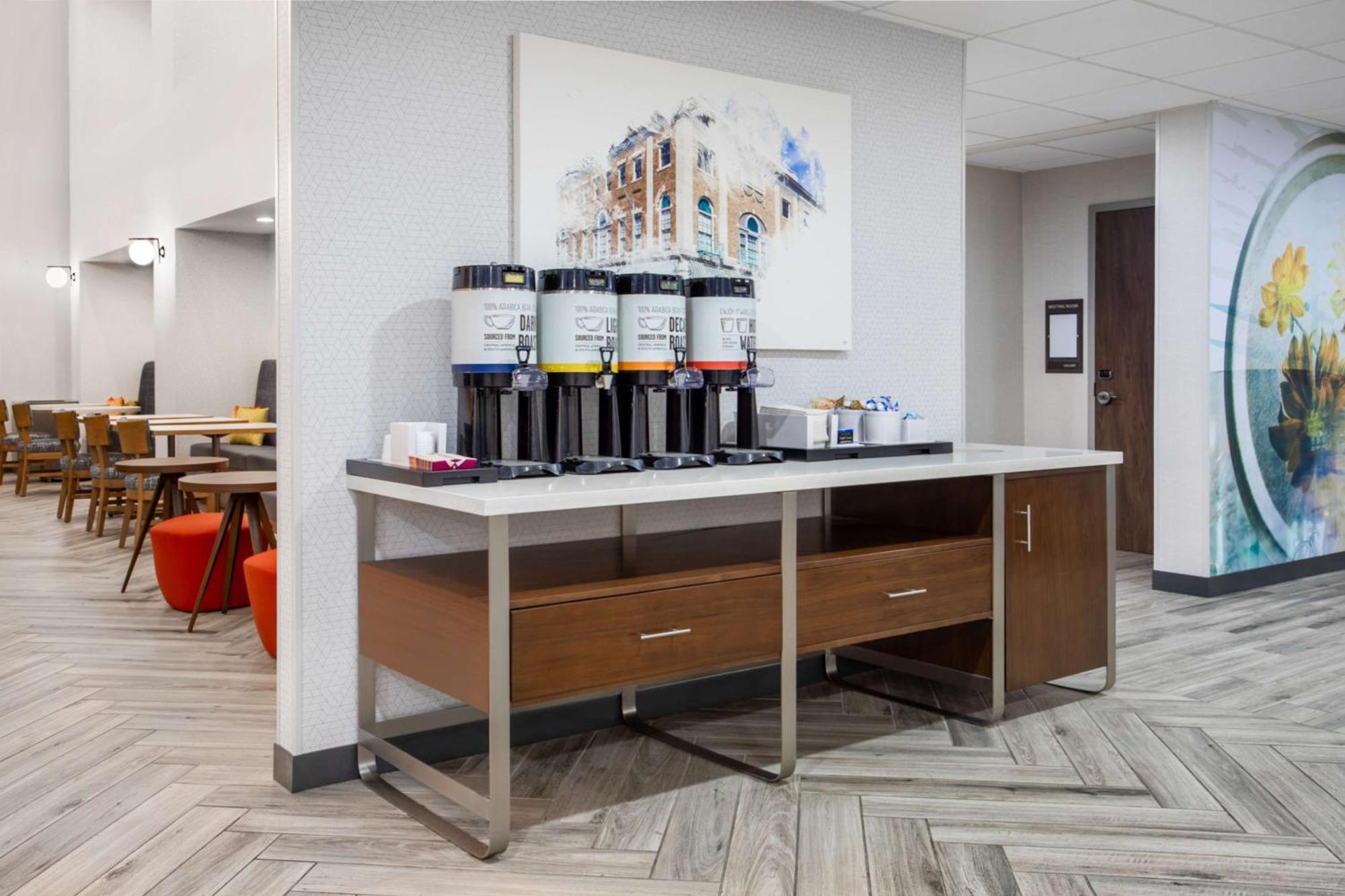 Hampton Inn & Suites Манси Экстерьер фото