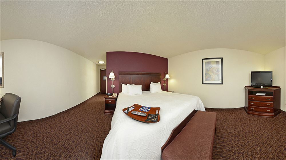 Hampton Inn & Suites Манси Экстерьер фото